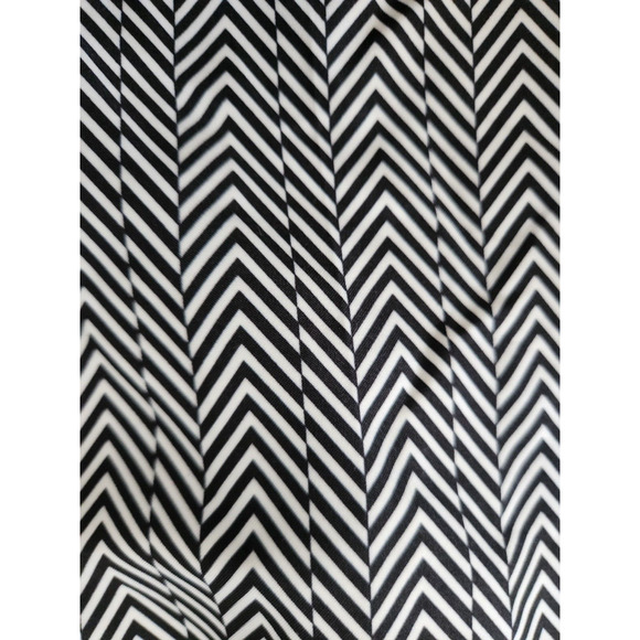 Puma Women's Black & White Geometric Chevron Print Outdoor Short (sample item) - Picture 3 of 8